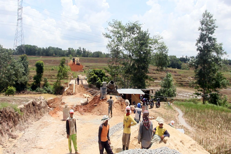 Wali Kota Metro Tinjau Proyek Pembangunan Jembatan Sungai Way Sekampung di Metro Selatan #2