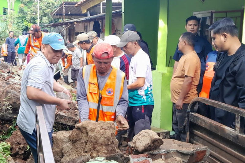 Pagar Sekolah Roboh, Bambang-Rafieq Pimpin Aksi Bersih-bersih 02