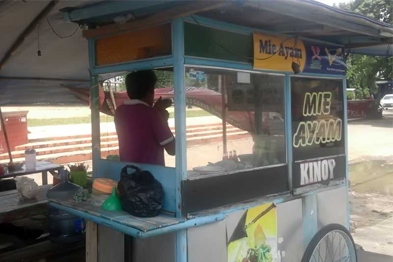 Lapangan Samber Jadi Alternatif Nikmati Kuliner Siang Hari Lapangan Samber Jadi Alternatif Nikmati Kuliner Siang Hari
