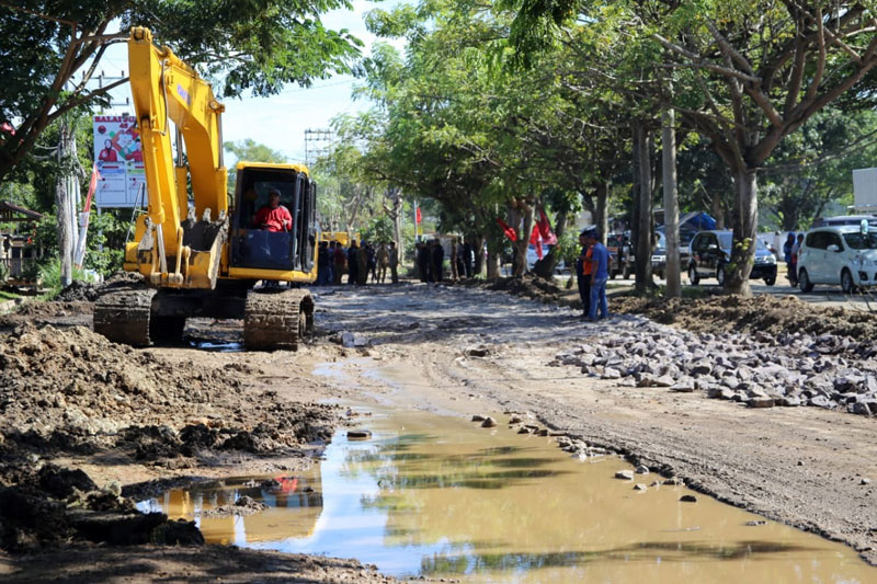Gubernur-Ridho-Bergerak-Cepat-Perbaiki-Jalan-Ryacudu,-4-Alat-Berat-Siap-Bekerja-01 Gubernur-Ridho-Bergerak-Cepat-Perbaiki-Jalan-Ryacudu,-4-Alat-Berat-Siap-Bekerja-01