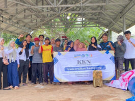 Mahasiswa Unila Beri Pelatihan Pembuatan Kompos Kohe dan MOL pada Petani Bandar Aji Jaya 01