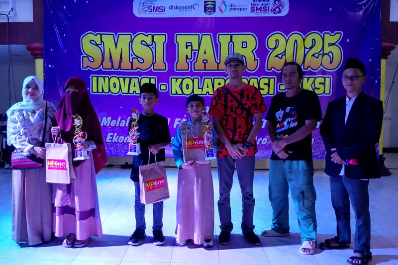 Abdurrahman Uwais Sayala Raih Juara Pertama Lomba Tahfidz SMSI Fair 2025 Abdurrahman Uwais Sayala Raih Juara Pertama Lomba Tahfidz SMSI Fair 2025