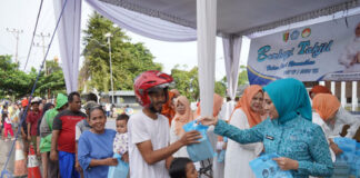 TP PKK dan DWP Lampung Bagikan 300 Paket Takjil di Depan Mahan Agung