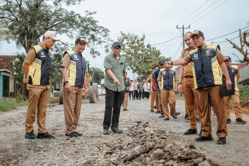 Jelang Lebaran, Gubernur Mirza Tinjau Perbaikan Jalan Rusak 12 Km di Lampung Tengah Jelang Lebaran, Gubernur Mirza Tinjau Perbaikan Jalan Rusak 12 Km di Lampung Tengah